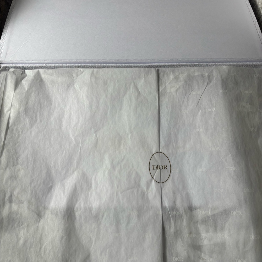 Dior Beauty Platinum gift- train case, head band, hand towel - Picture 5 of 13